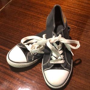 Women’s tennis shoes